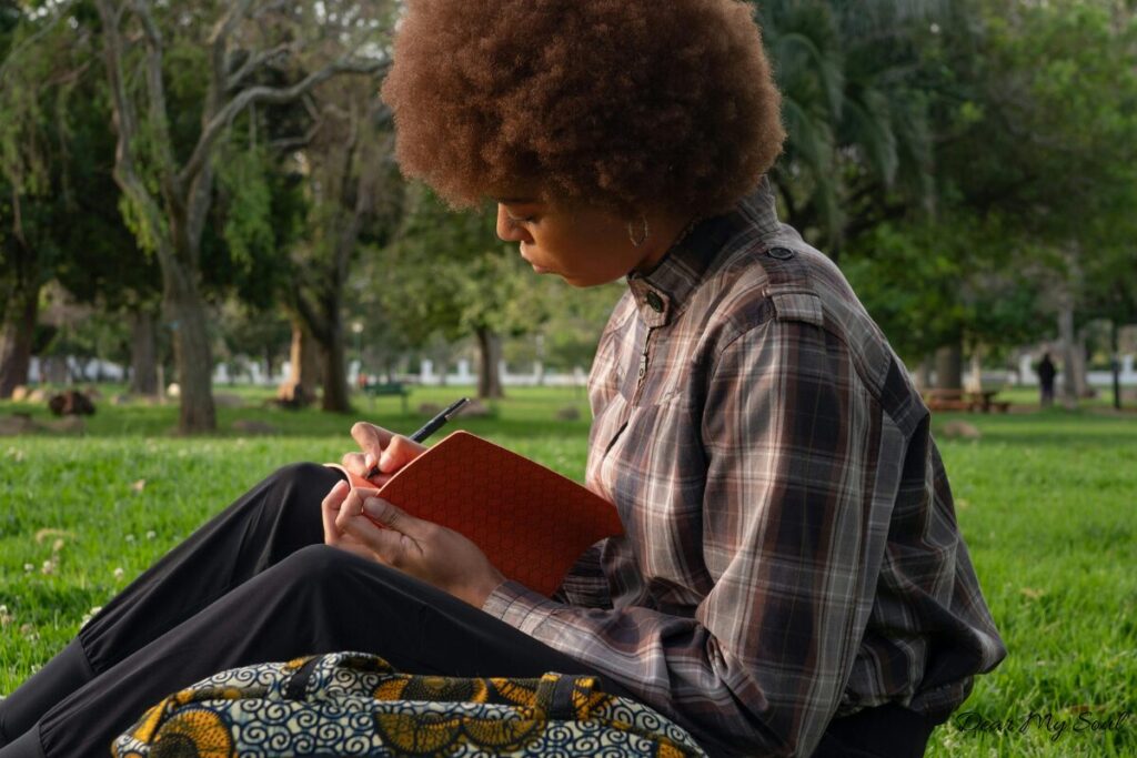 Tôi cũng từng chỉ tồn tại – mãi đến khi học cách tự chữa lành. Nếu bạn đang mệt, bạn không đơn độc. Tôi vẫn ở đây, lắng nghe bạn…”